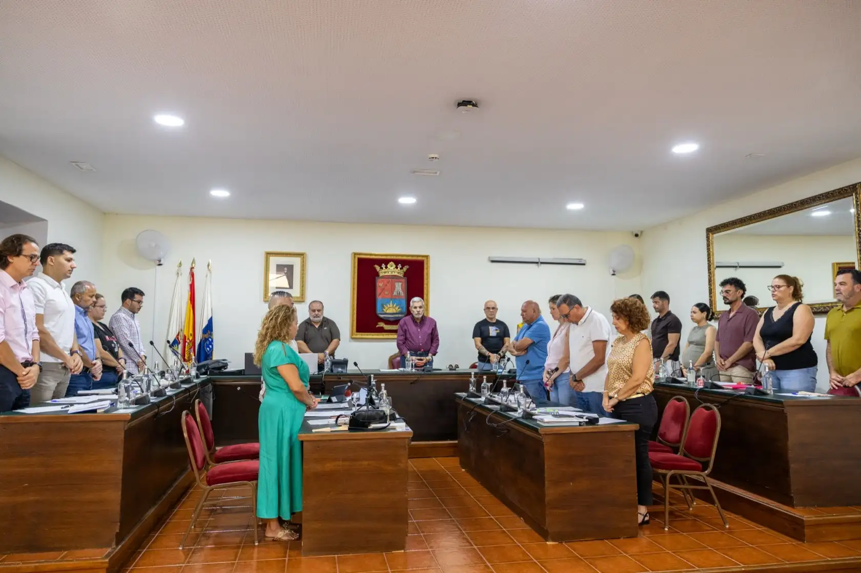 Minuto de silencio del Pleno de Adeje por Venezuela. Todos los concejales en pie