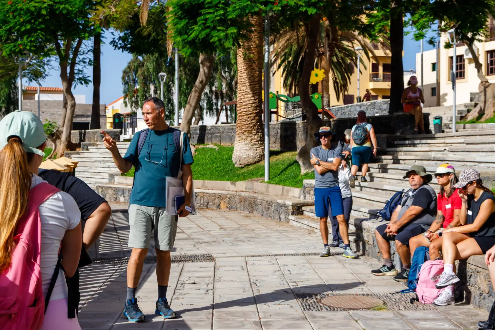 Vicente Zapata explicando la ruta al alumnado en el mirador de Adeje