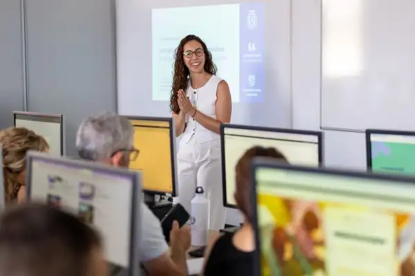 Noa Real: “El diseño gráfico no es simplemente hacer algo bonito, tiene que ayudar a resolver un problema” 