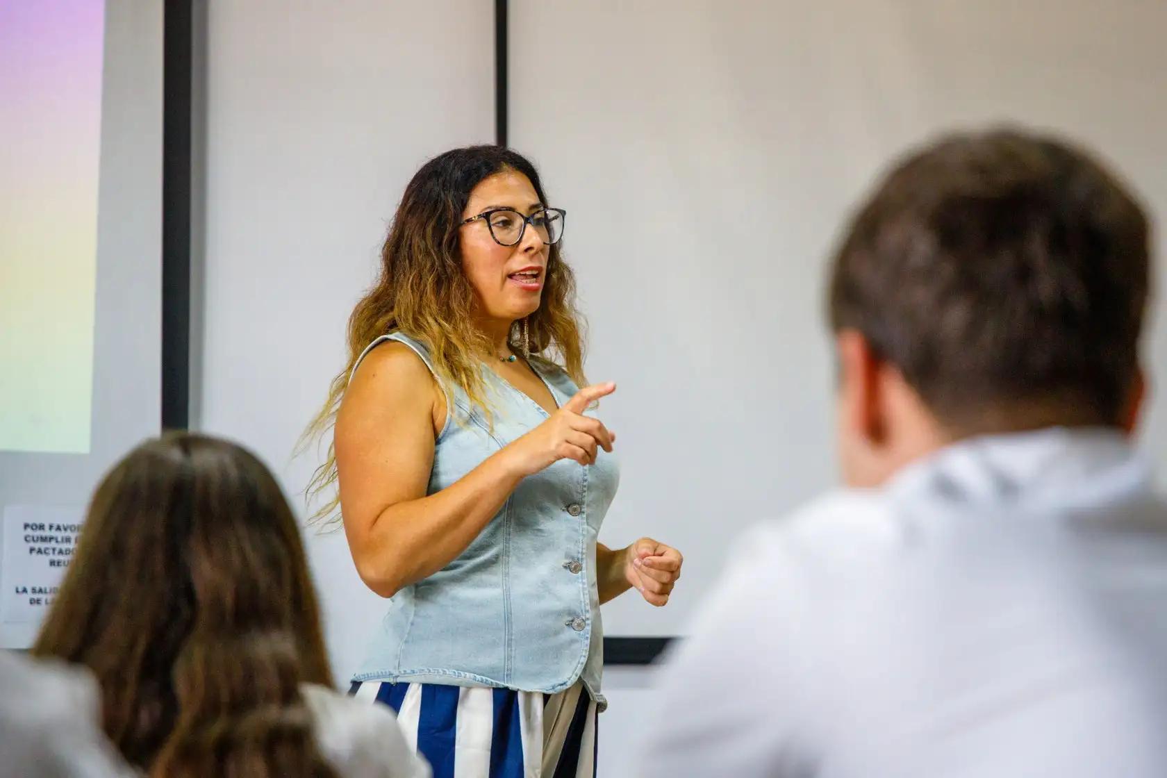Celia MOrales, ponente hablando en el curso