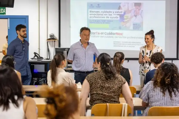 Un curso de la Universidad de Verano de Adeje se cuestiona qui&eacute;n cuida a los cuidadores