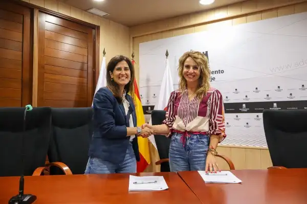 El Ayuntamiento de Adeje y el Grupo Satocan firman un convenio para impulsar la inserción laboral en sectores clave 
