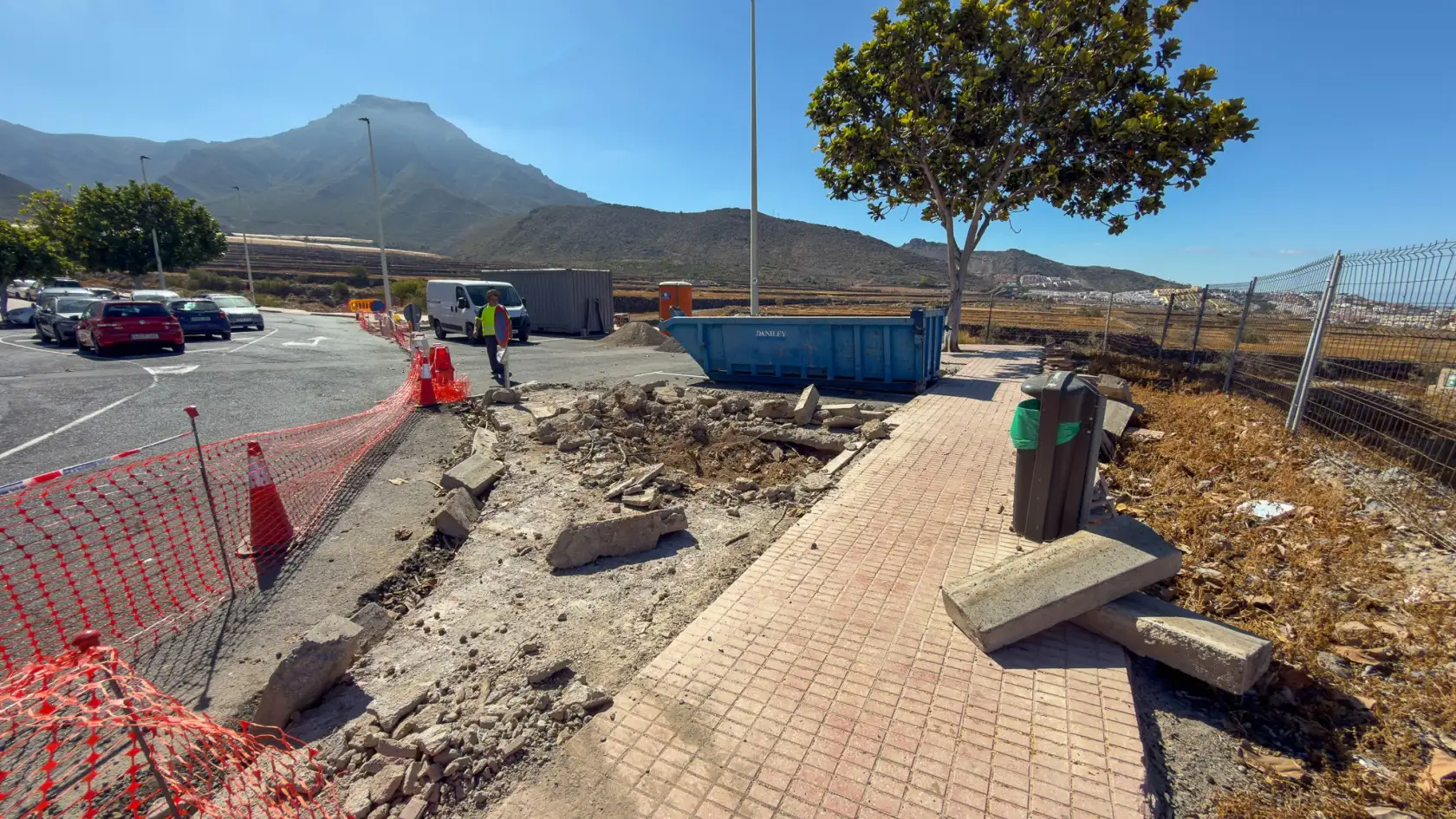 El Ayuntamiento de Adeje mejora la movilidad y el aparcamiento en el barrio de Fañabé mediante obras en cinco calles.