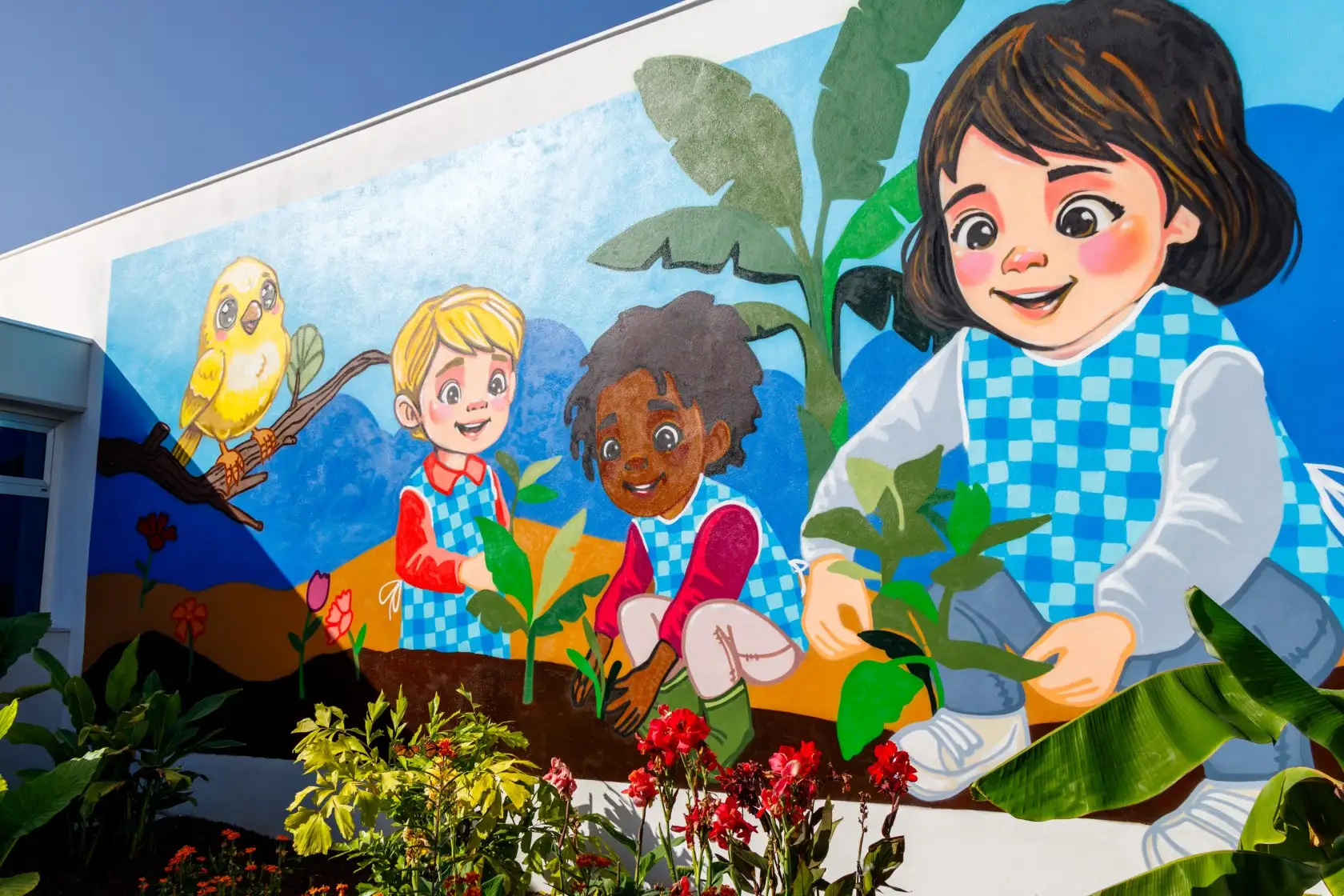 La escuela infantil municipal El Duendecillo Azul ha pintado un mural educativo de gran formato en una de las fachadas del centro.