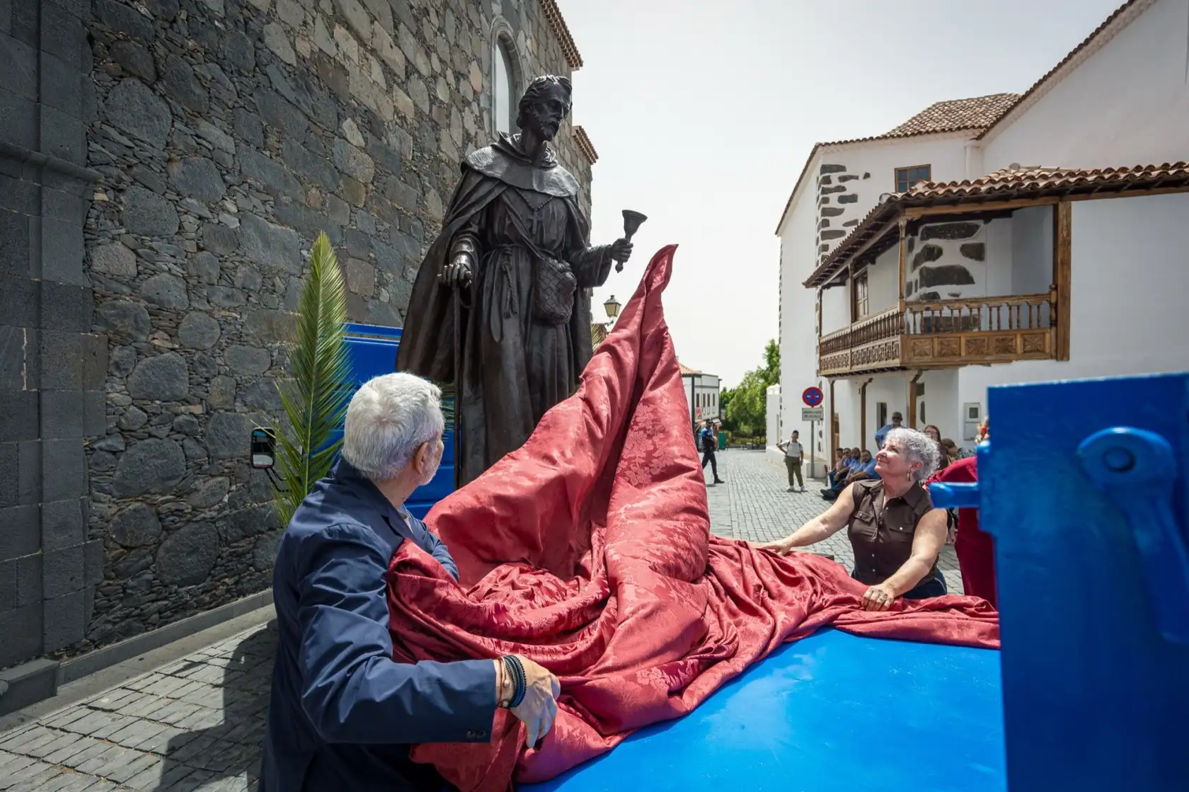 El alcalde de Adeje y la alcaldesa de Vilaflor descubriendo la escultura del Hermano Pedro de Adeje