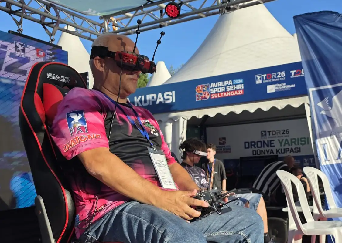 Denis Galice pilotando el drone