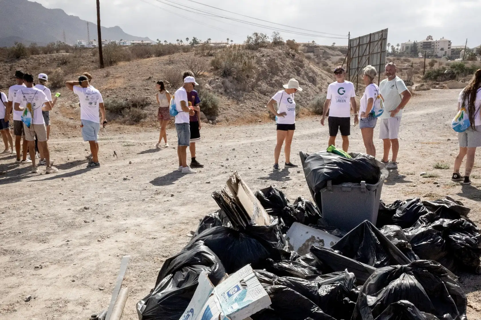 Voluntariado y basura recogida en La Caleta de Adeje