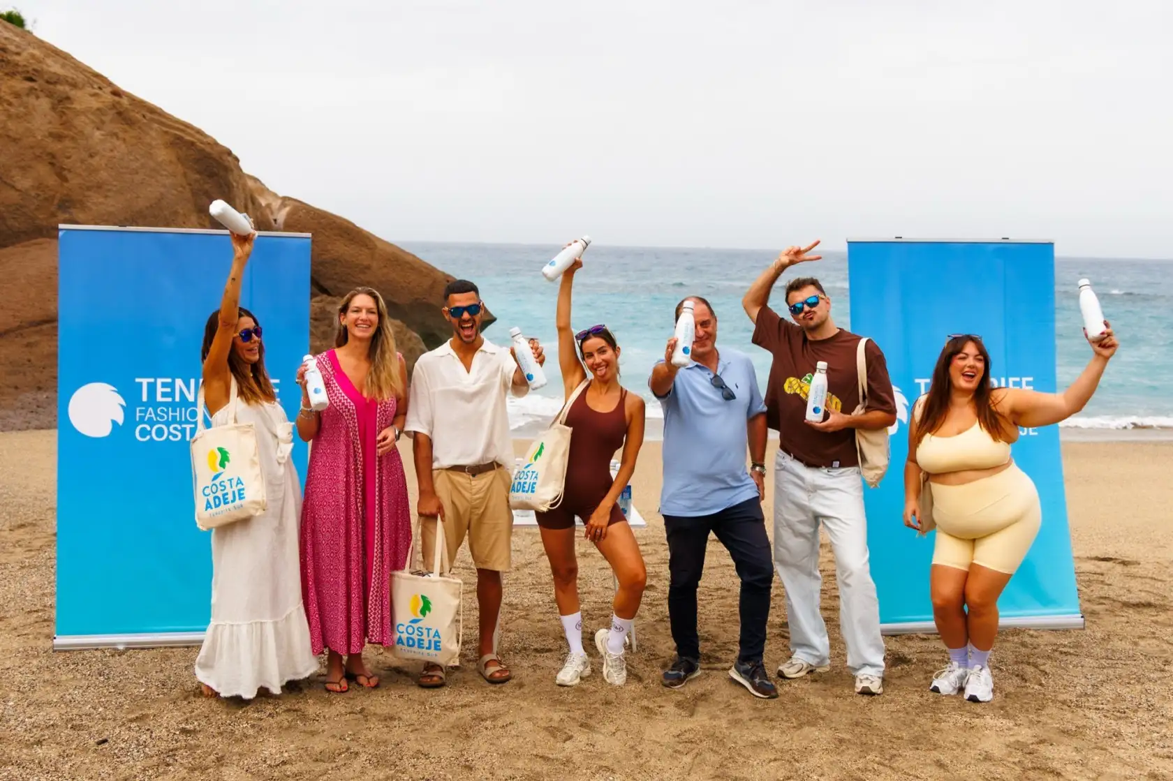 La moda se moviliza por el océano con una acción Plastic Free en las playas de Costa Adeje