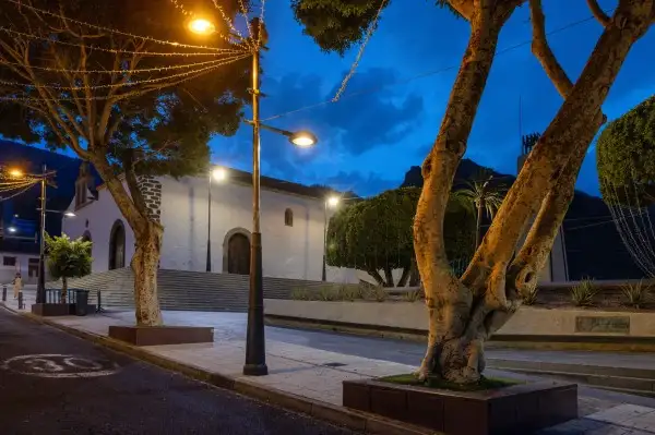 Adeje aprueba un nuevo contrato para el mantenimiento del alumbrado público que mejora el servicio