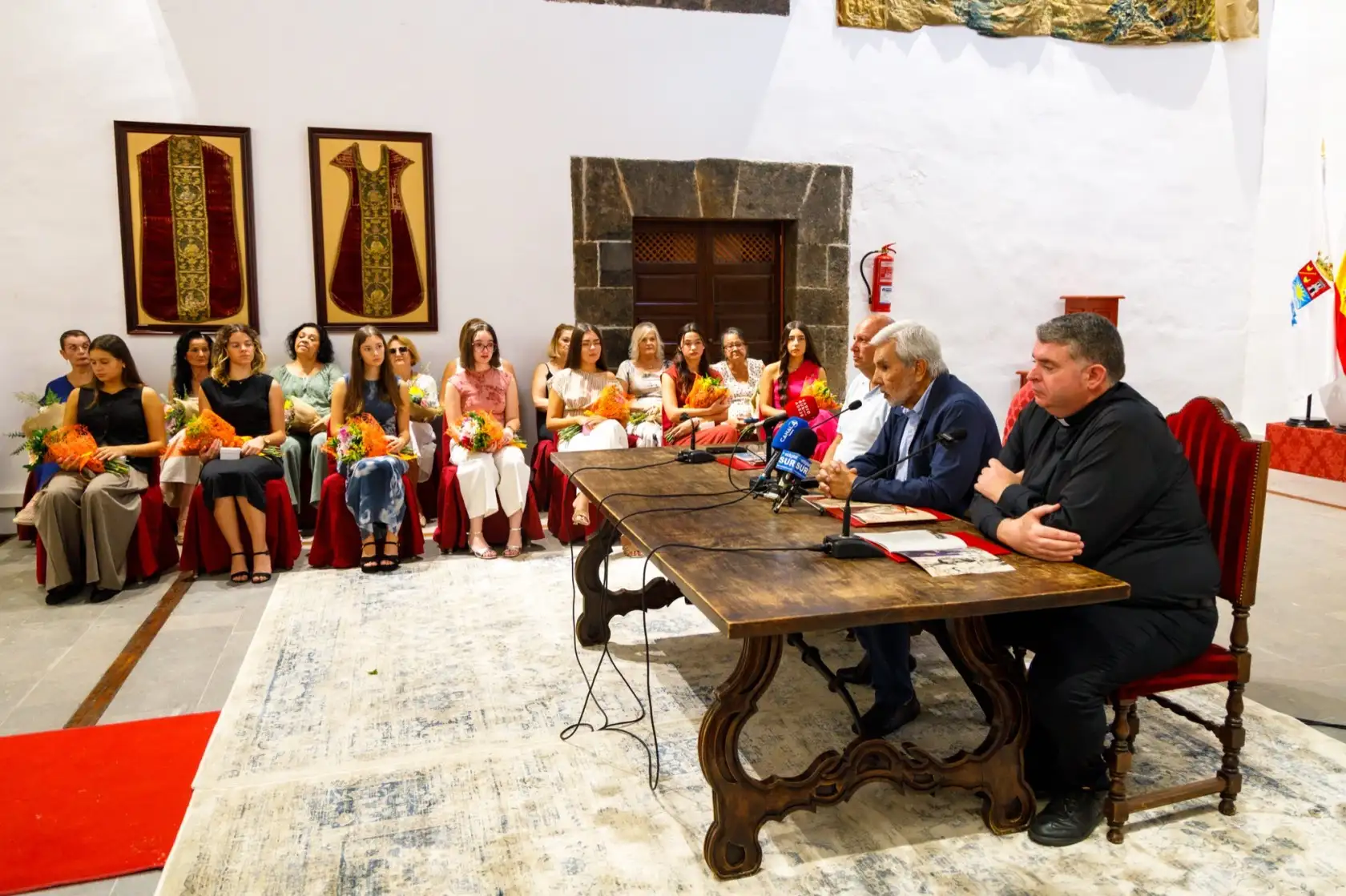Reinas y autoridades en la presentación de las Fiestas de Adeje 2026