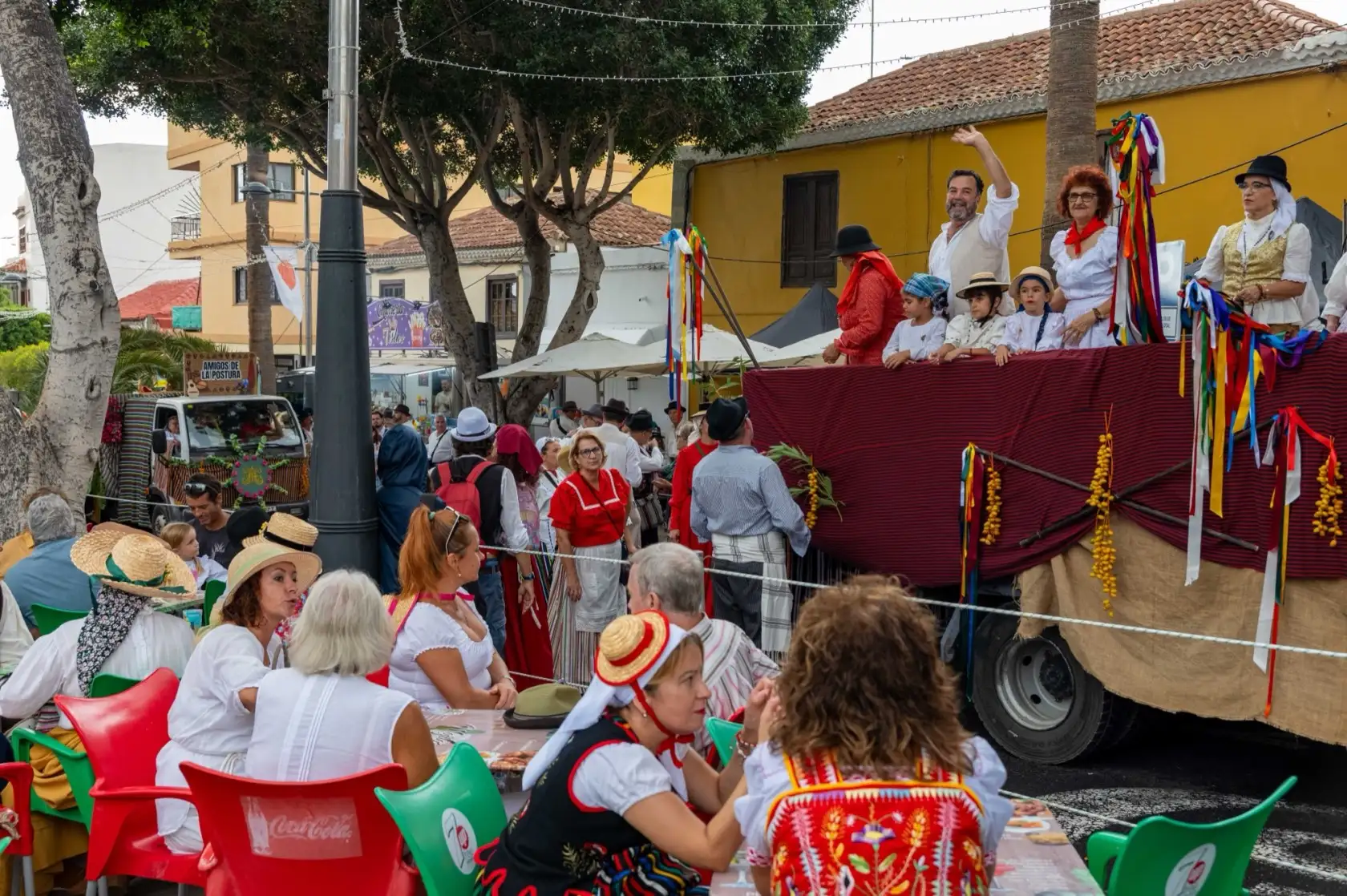 Romer&iacute;a de 2025 personas ataviadas con el traje tradicional canario y una de las carretas