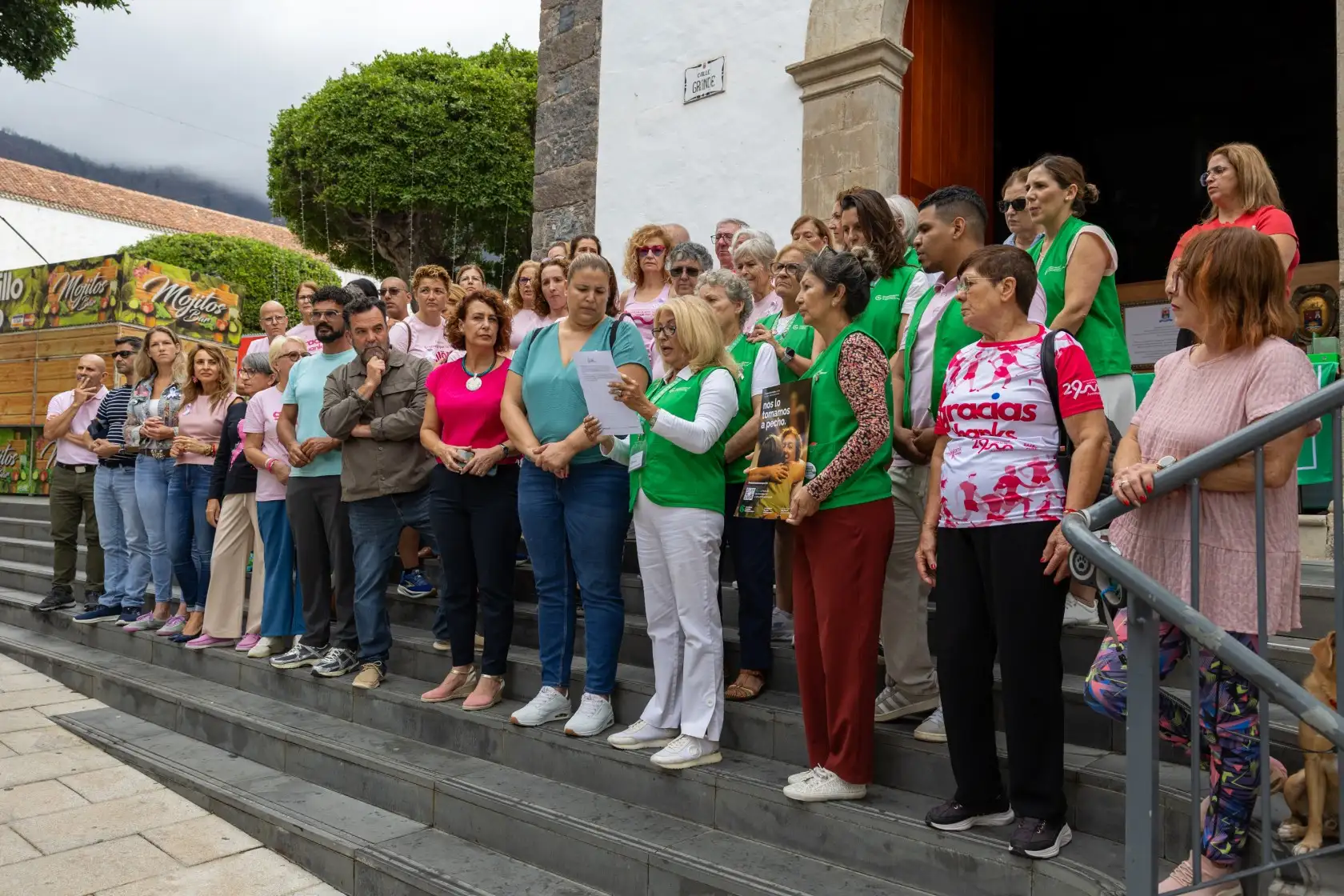 Lectura del manifiesto en la lucha contra el cáncer de mama. Autoridades y asociaciones