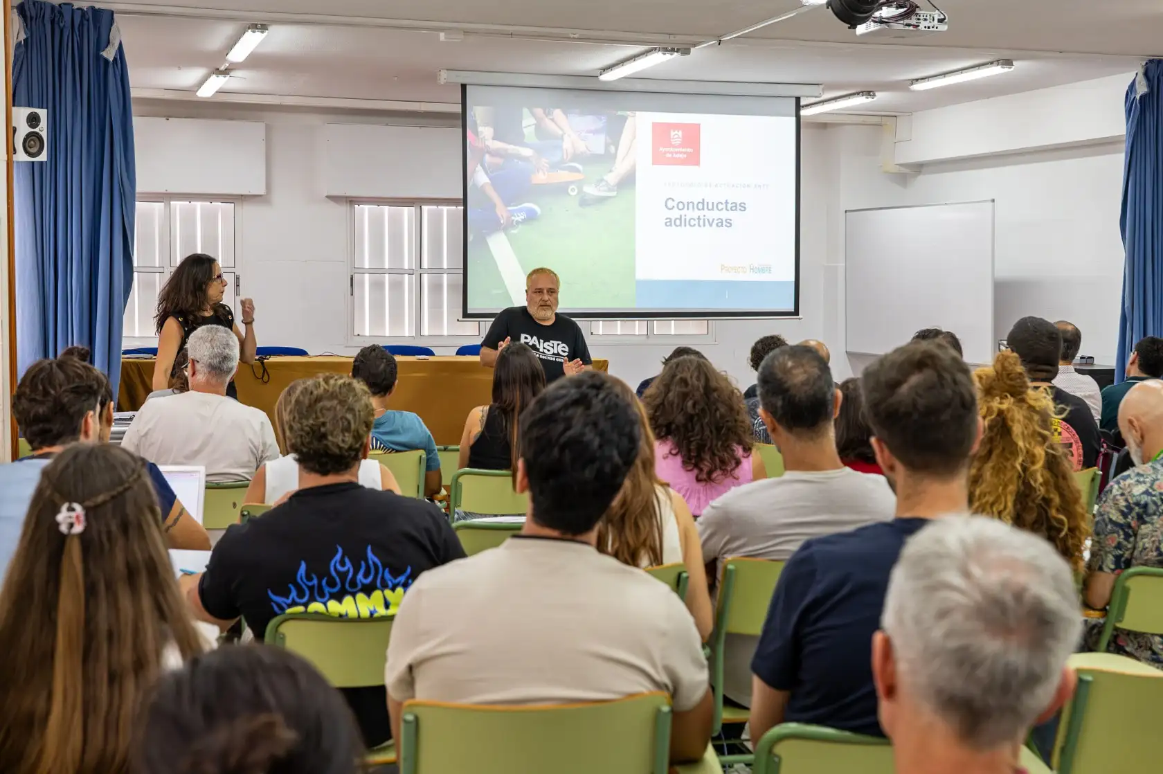 Técnico del Ayuntamiento de Adeje explicando el plan de prevención al profesorado